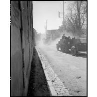 Un half-track et sa remorque, affectés au 3e escadron du 12e régiment de chasseurs d'Afrique (12e RCA) de la 2e division blindée (2e DB), traversent une commune pour monter au front dans le secteur de Royan.