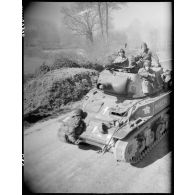 L'obusier M8 Marceau du 12e régiment de chasseurs d'Afrique (12e RCA) de la 2e division blindée (2e DB) monte au front dans le secteur de Royan.