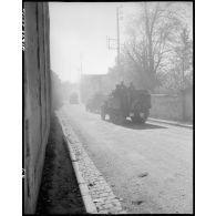 Un half-track de la 32e batterie du 64e régiment d'artillerie (64e RADB) de la 2e division blindée (2e DB) traverse une commune pour monter au front dans le secteur de Royan.