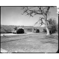 Un convoi d'obusiers M7 Priest, de la 31e batterie du 64e régiment d'artillerie (64e RADB) de la 2e division blindée (2e DB), monte au front dans le secteur de Royan. En tête, l'obusier M7 Priest Béarn.