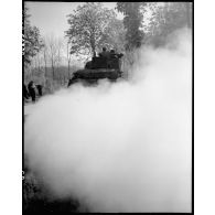 Un char Sherman du 12e régiment de chasseurs d'Afrique (12e RCA ) de la 2e division blindée (2e DB) monte en ligne dans le secteur de Royan.