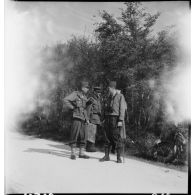 Réunion de commandement devant Royan des généraux Leclerc et de Langlade, commandant le groupement tactique éponyme (GTL).