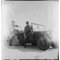 Le général de division Philippe Leclerc, commandant la 2e division blindée (2 DB), descend de sa jeep n°2 lors des préparatifs des combats pour la libération de la poche de Royan.