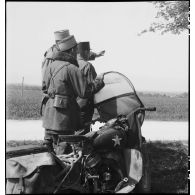 Le commandant Gribius, chef du 3e bureau de l'état-major de la 2e division blindée (2e DB), fait un point de situation au général de brigade Paul de Langlade, commandant le groupement tactique éponyme (GTL).