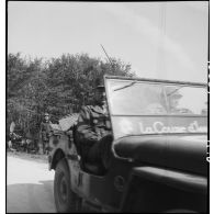 Le général de brigade Paul de Langlade, commandant le groupement tactique éponyme (GTL) de la 2e division blindée (2e DB), est à bord de sa jeep La Couze d'Issoire dans le secteur de Royan.