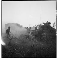 Un char Sherman, du 12e régiment de chasseurs d'Afrique (12e RCA) de la 2e division blindée (2e DB), est mis en batterie dans le secteur de Royan.