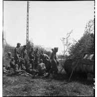 Les équipages de chars Sherman du 12e régiment de chasseurs d'Afrique (12e RCA) de la 2e division blindée (2e DB) font une pause déjeuner près de leurs blindés.