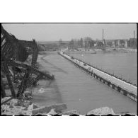 Pont de Maximiliansau sur le Rhin, à 3 km au nord-ouest de Karlsruhe.