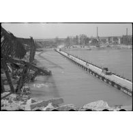 Pont de Maximiliansau sur le Rhin, à 3 km au nord-ouest de Karlsruhe.