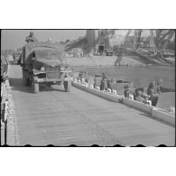 Pont de Maximiliansau sur le Rhin, à 3 km au nord-ouest de Karlsruhe.