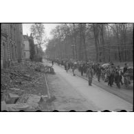 Colonnes de travailleurs et vraisemblablement de prisonniers libérés.