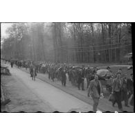 Colonnes de travailleurs et vraisemblablement de prisonniers libérés.