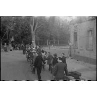 Colonnes de travailleurs et vraisemblablement de prisonniers libérés.