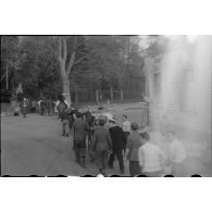 Colonnes de travailleurs et vraisemblablement de prisonniers libérés.