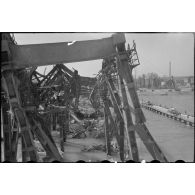 Pont de Maximiliansau sur le Rhin, à 3 km au nord-ouest de Karlsruhe.