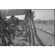 Pont de Maximiliansau sur le Rhin, à 3 km au nord-ouest de Karlsruhe.