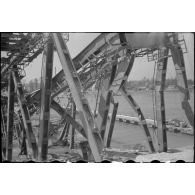 Pont de Maximiliansau sur le Rhin, à 3 km au nord-ouest de Karlsruhe.