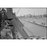 Pont de Maximiliansau sur le Rhin, à 3 km au nord-ouest de Karlsruhe.