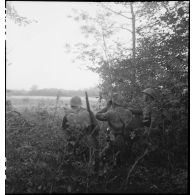 Des fantassins des Forces françaises de l'ouest (FFO) observent le terrain en lisière de bois dans le secteur de Royan.