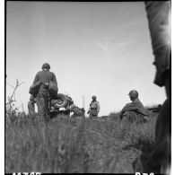 Groupe de reconnaissance du 12e régiment de chasseurs d'Afrique (12e RCA) lors d'une pause pendant leur progression dans le secteur de Royan.