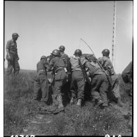 Des soldats d'un groupe de reconnaissance du 12e régiment de chasseurs d'Afrique (12e RCA) poussent une jeep en panne dans le secteur de Royan.
