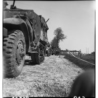 Colonne de half-tracks (La Garonne, Ariège) de l'escadron hors rang du 12e régiment de chasseurs d'Afrique (12e RCA) progressant dans le secteur de Royan.