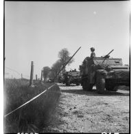 Colonne de half-tracks (La Garonne, Ariège) de l'escadron hors rang du 12e régiment de chasseurs d'Afrique (12e RCA) progressant dans le secteur de Royan.
