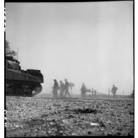 Des hommes du 12e régiment de chasseurs d'Afrique (12e RCA) progressent sur la route départementale reliant Saujon à La Tremblade (Royan à 7 kms).