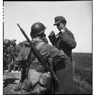 Des prisonniers allemands sont fouillés par des hommes de la 2e division blindée (2e DB) et des Forces françaises de l'Ouest  (FFO) dans le secteur de Royan, sur la route départementale entre Saujon et la La Tremblade.