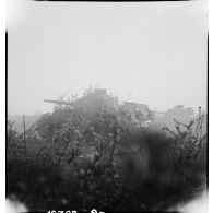 Des chars Sherman, du 12e régiment de chasseurs d'Afrique (12e RCA) de la 2e division blindée (2e DB), sont mis en batterie dans le secteur de Royan.