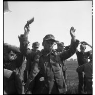 Des prisonniers allemands sont fouillés par des hommes de la 2e division blindée (2e DB) et des Forces françaises de l'Ouest  (FFO) dans le secteur de Royan, sur la route départementale entre Saujon et la La Tremblade.