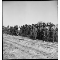 Des prisonniers allemands sont fouillés par des hommes de la 2e division blindée (2e DB) et des Forces françaises de l'Ouest  (FFO) dans le secteur de Royan, sur la route départementale entre Saujon et la La Tremblade.