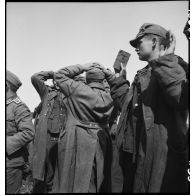Des prisonniers allemands sont fouillés par des hommes de la 2e division blindée (2e DB) et des Forces françaises de l'Ouest  (FFO) dans le secteur de Royan, sur la route départementale entre Saujon et la La Tremblade.