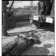 Evacuation d'un soldat allemand blessé dans le secteur de Royan.