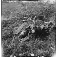 Soldats allemands tués par des tirs d'artillerie lors des combats dans la poche de Royan.