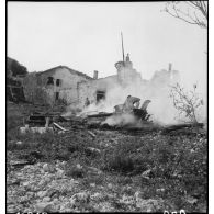 Nettoyage par la 2e division blindée (2e DB) d'un village repris aux Allemands.
