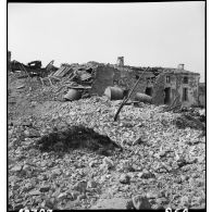 Ruines d'une commune dans le secteur de Royan.