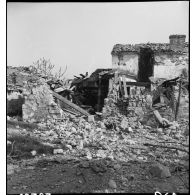 Ruines d'une commune dans le secteur de Royan.