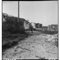 Nettoyage d'un village repris à l'ennemi.