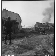 Nettoyage d'un village repris à l'ennemi.