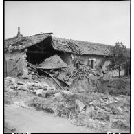 Habitation en ruine dans un village.