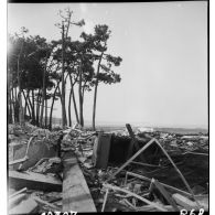 Habitations en ruine dans un village.