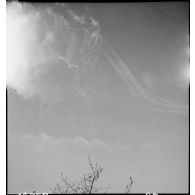 La lutte antiaérienne allemande prend pour cible des bombardiers alliés en mission au-dessus de Royan.