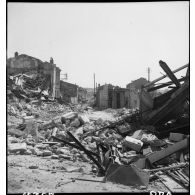 Habitation en ruine dans un village.