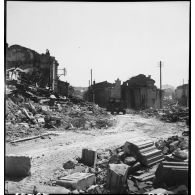 Habitations en ruine dans un village.