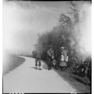 Réunion de commandement devant Royan des généraux Leclerc, de Langlade, commandant le groupement tactique éponyme (GTL), et du commandant Gribius, chef du 3e bureau de l'état-major de la 2e division blindée (2e DB).