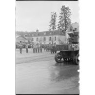 Une cérémonie a lieu sur la place de Verdun à Loches rassemblant les unités constituant le groupement tactique Dio (GTD) de la 2e division blindée (2e DB).