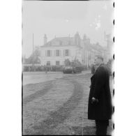 Une cérémonie a lieu sur la place de Verdun à Loches rassemblant les unités constituant le groupement tactique Dio (GTD) de la 2e division blindée (2e DB).