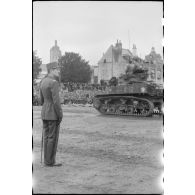 Une cérémonie a lieu sur la place de Verdun à Loches rassemblant les unités constituant le groupement tactique Dio (GTD) de la 2e division blindée (2e DB).