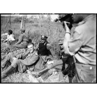 Un caméraman du service cinématographique de l'armée (SCA) filme des prisonniers de guerre allemands capturés et rassemblés à quelques kilomètres de la ligne de front.